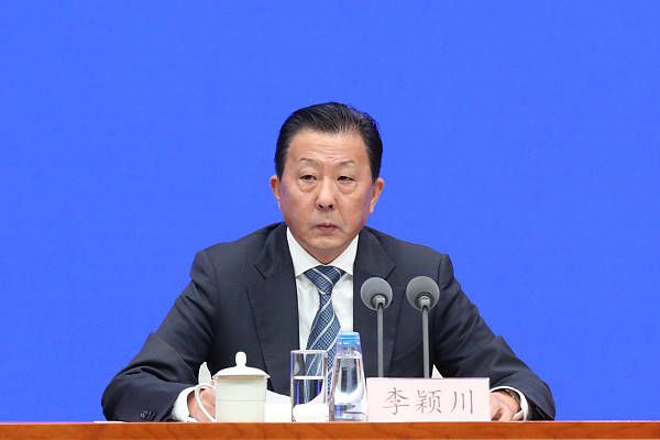 Adam Warlock是《神奇四侠》中的虚拟角色，他的武器是灵魂之石，无限宝石中的一种